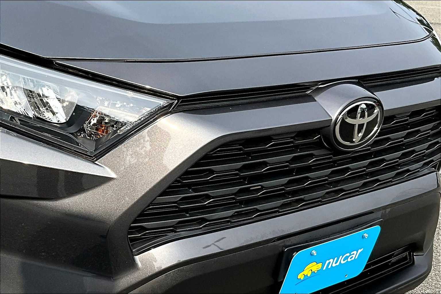 2022 Toyota RAV4 LE - Photo 32
