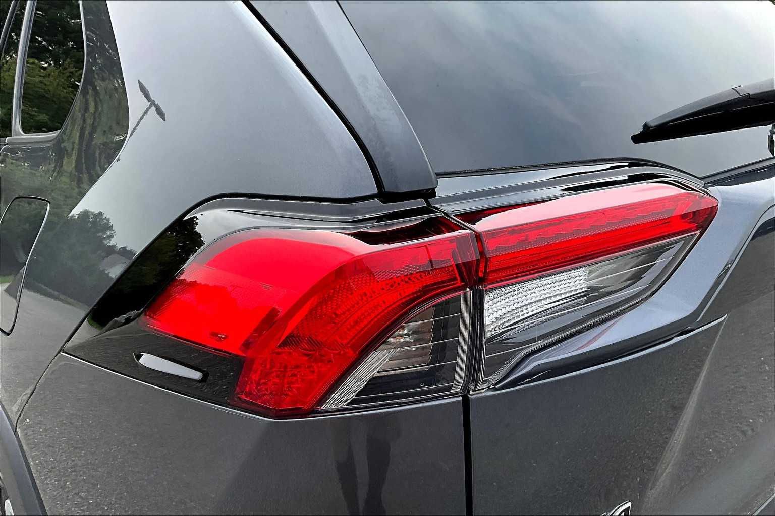 2022 Toyota RAV4 LE - Photo 34