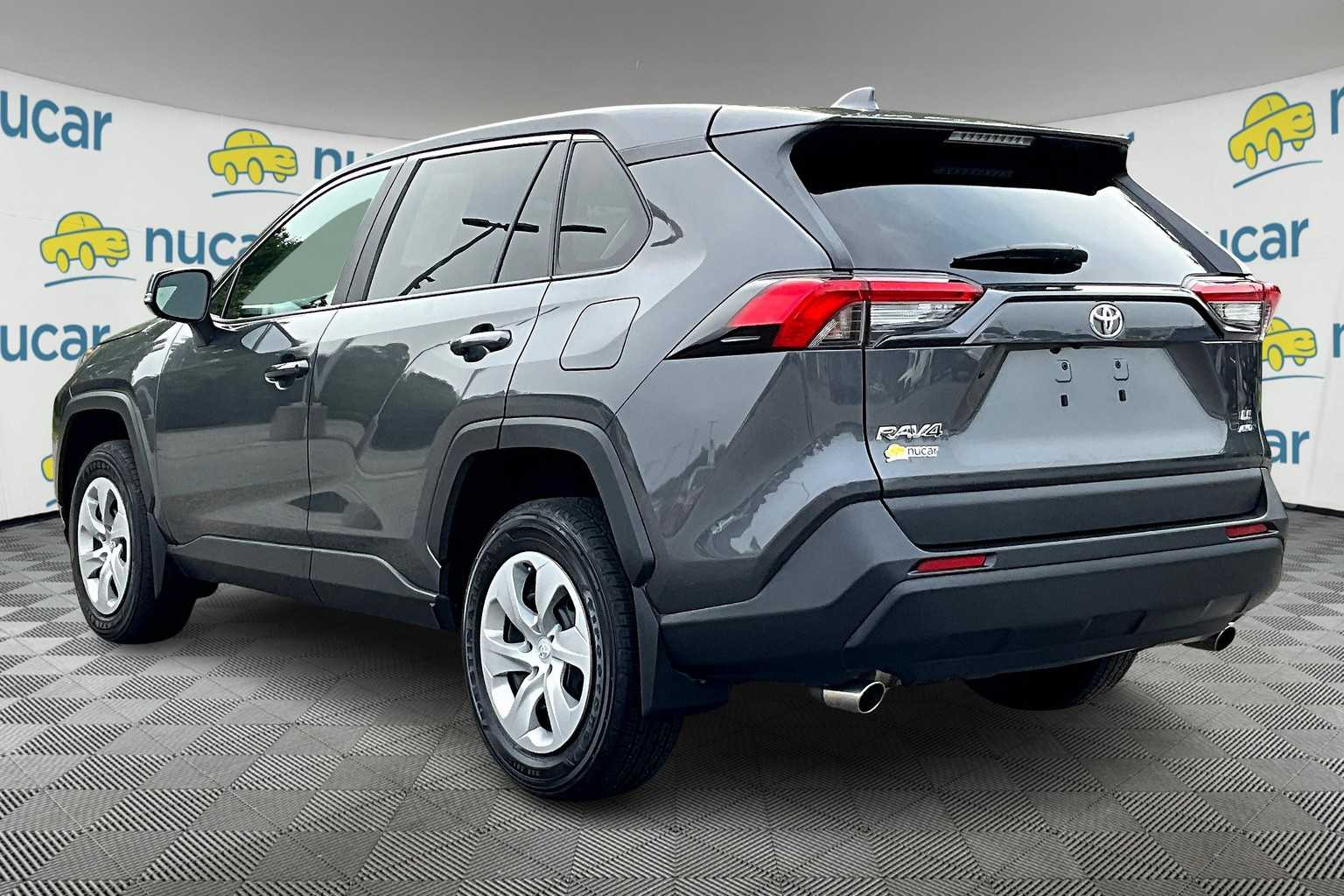 2022 Toyota RAV4 LE - Photo 4