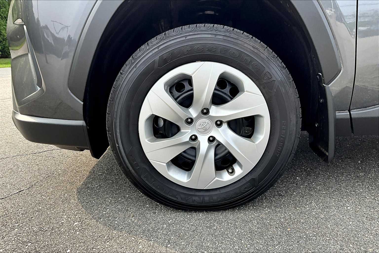 2022 Toyota RAV4 LE - Photo 7