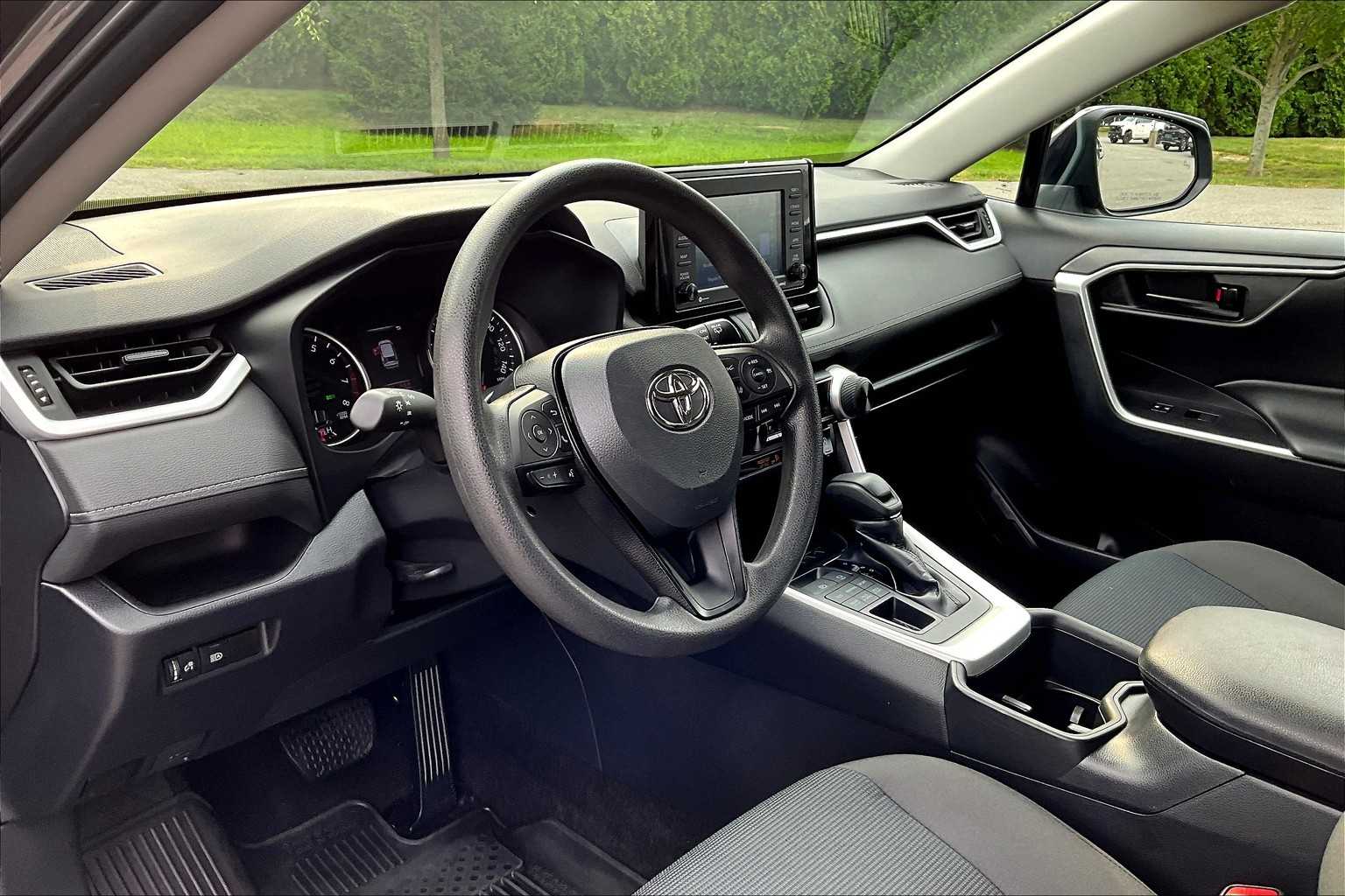 2022 Toyota RAV4 LE - Photo 8