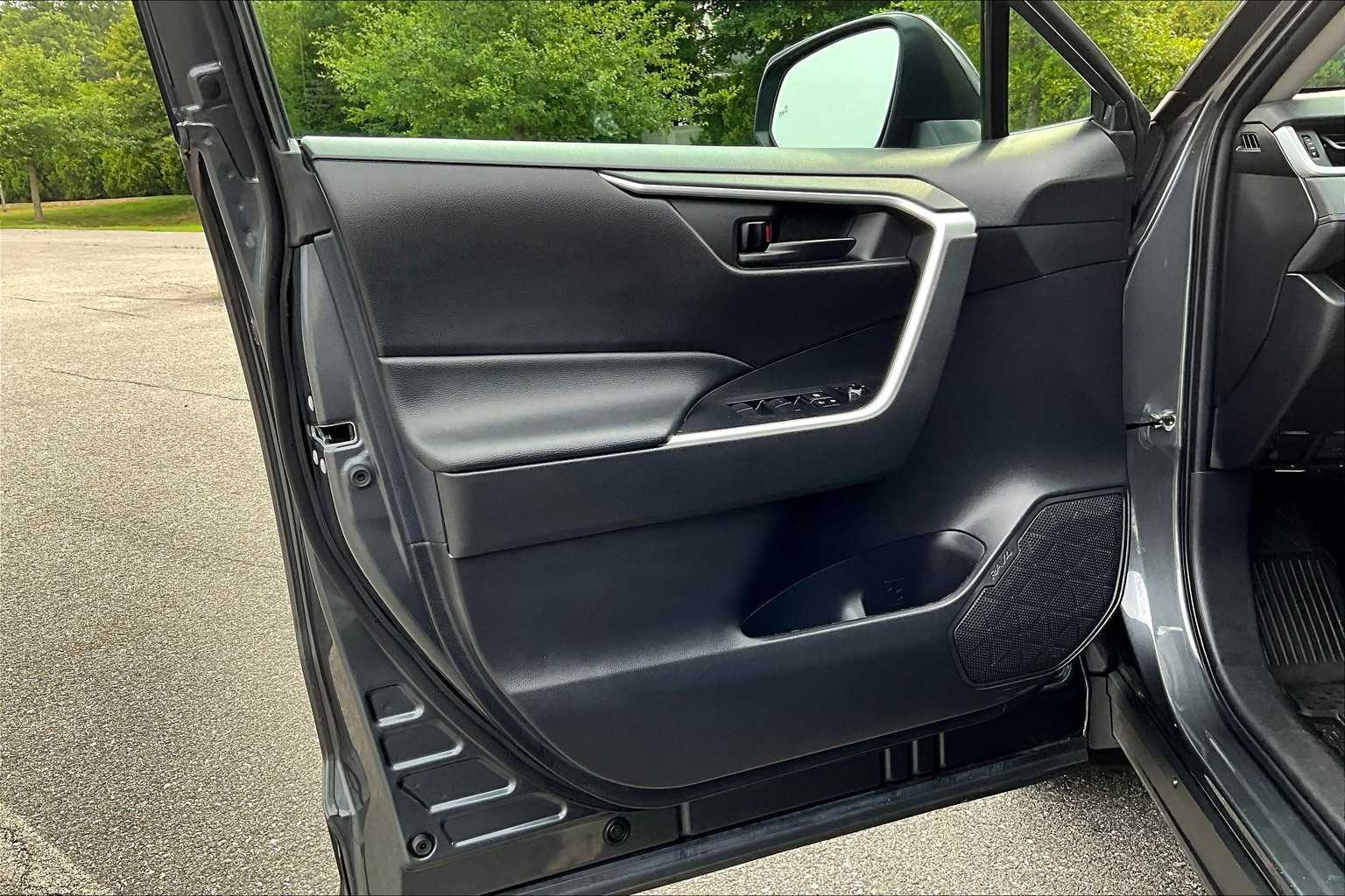 2022 Toyota RAV4 LE - Photo 9