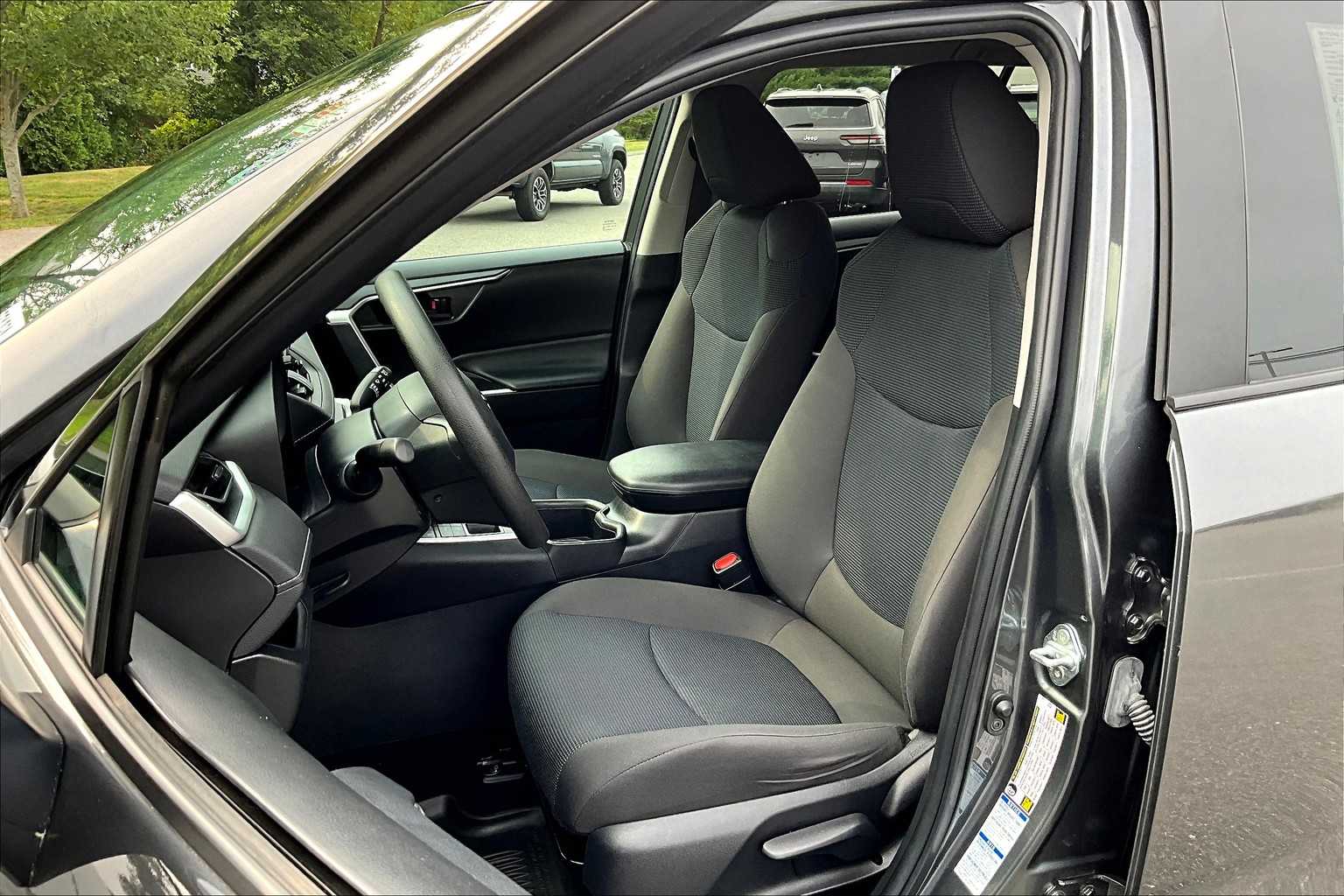 2022 Toyota RAV4 LE - Photo 10