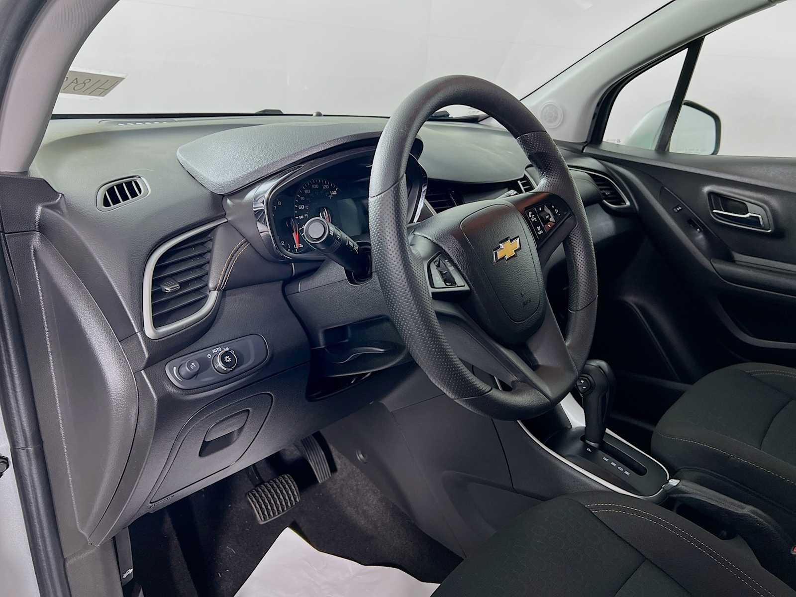 2022 Chevrolet Trax LS - Photo 9