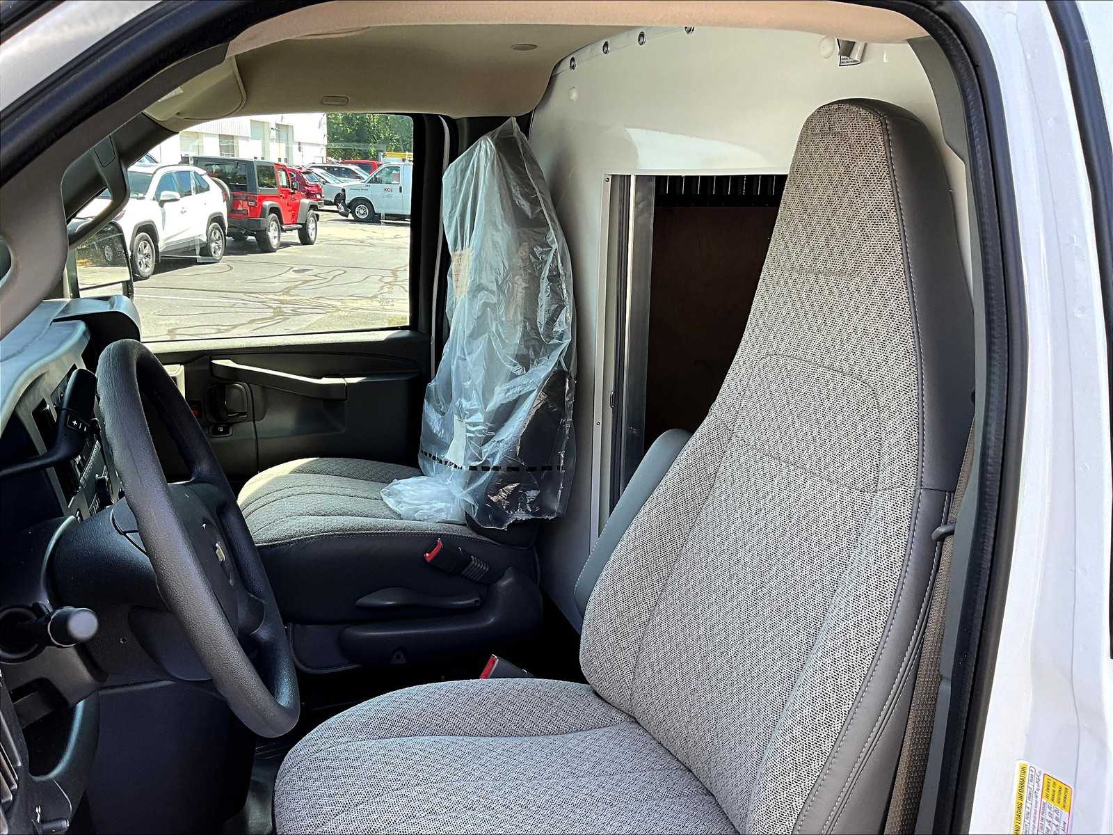 2025 Chevrolet Express 3500 Cutaway photo 12
