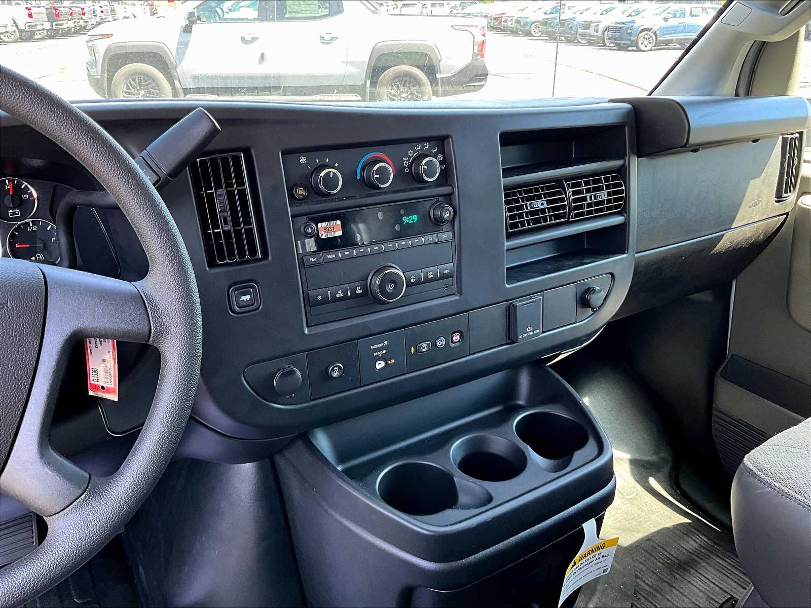 2025 Chevrolet Express 3500 Cutaway photo 14