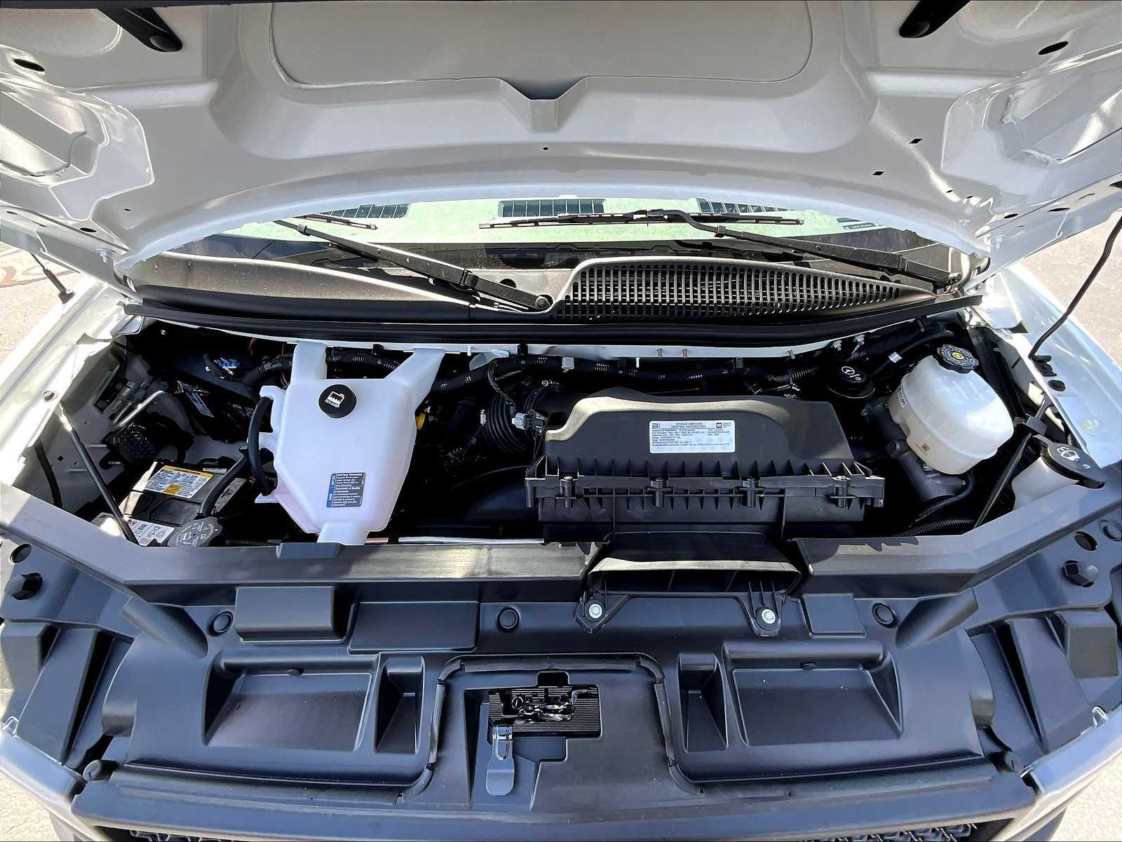 2025 Chevrolet Express 3500 Cutaway photo 16