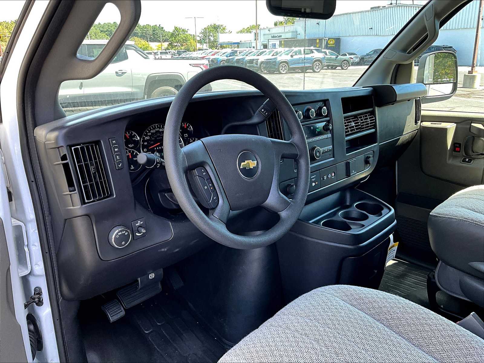 2025 Chevrolet Express 3500 Cutaway photo 10