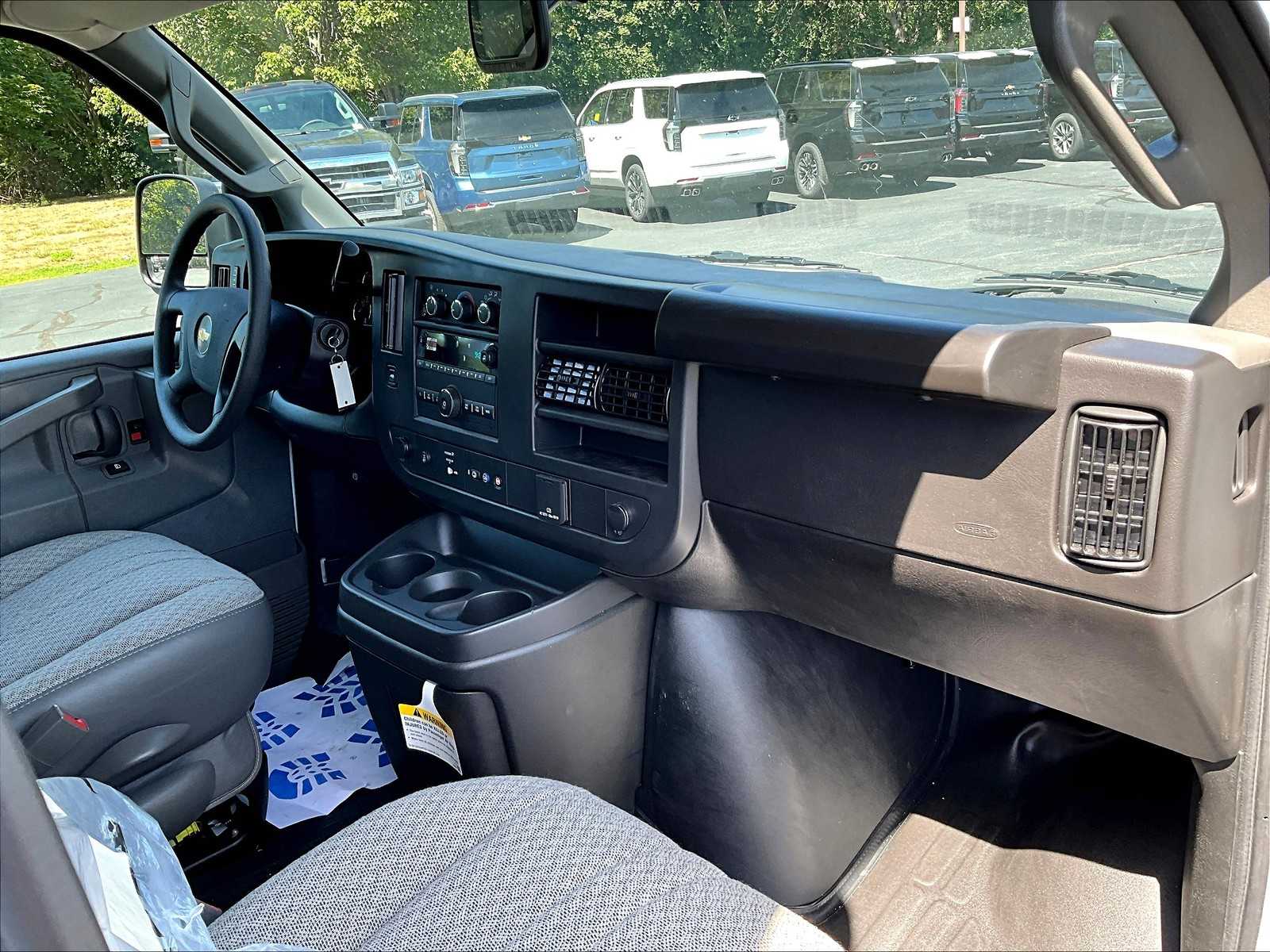 2025 Chevrolet Express 3500 Cutaway photo 11