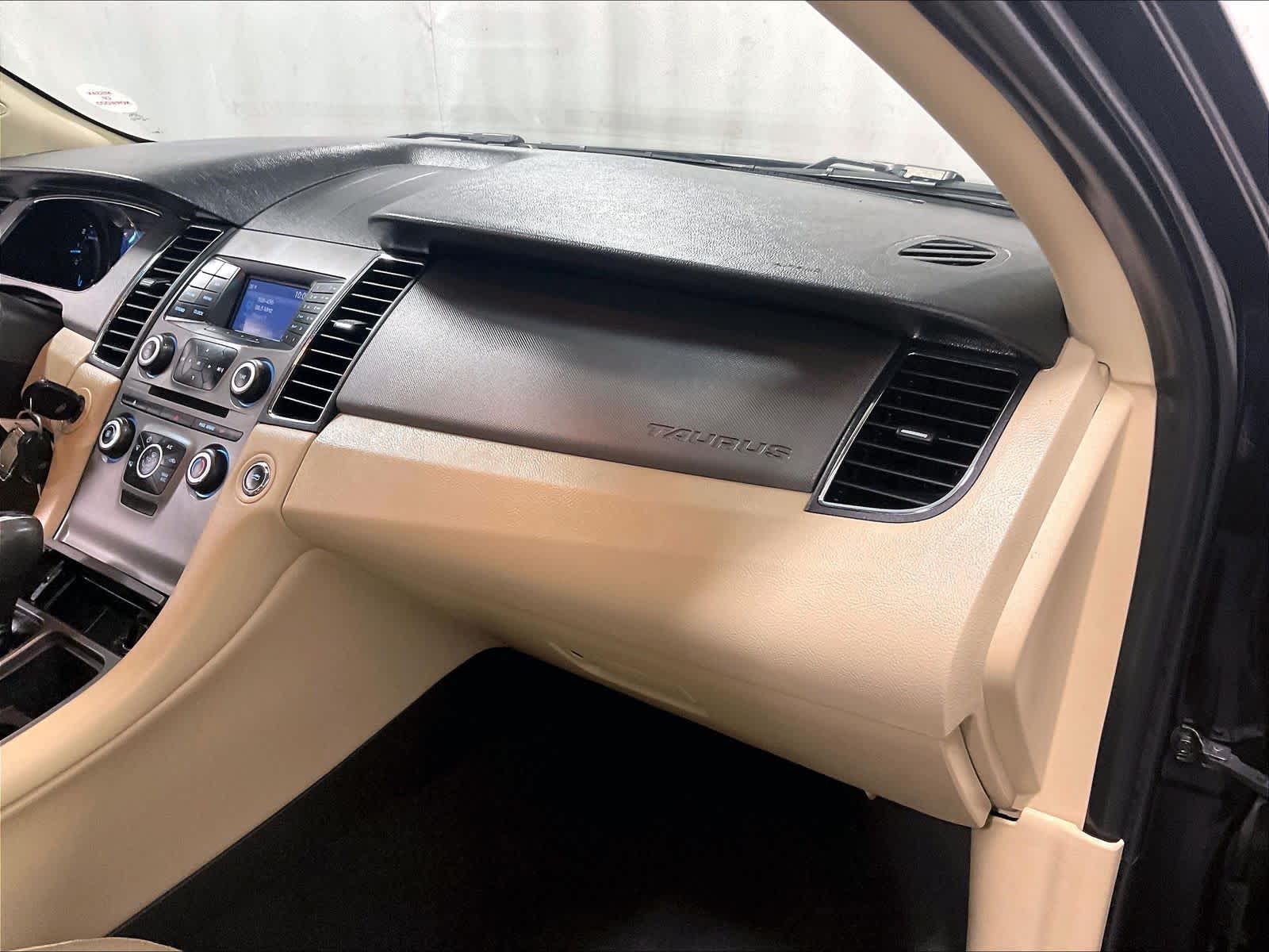 2019 Ford Taurus SE - Photo 13