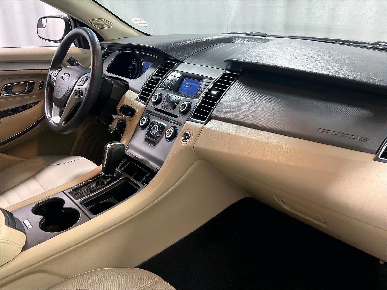 2019 Ford Taurus SE - Photo 14