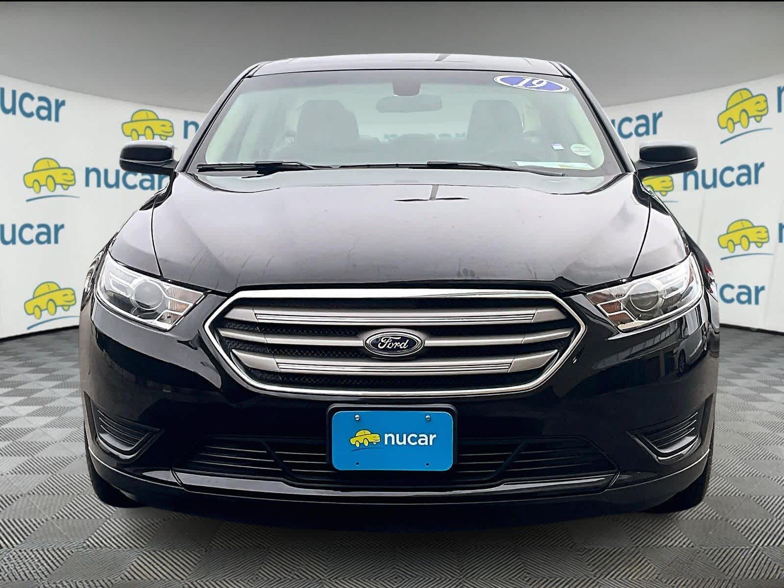 2019 Ford Taurus SE - Photo 2
