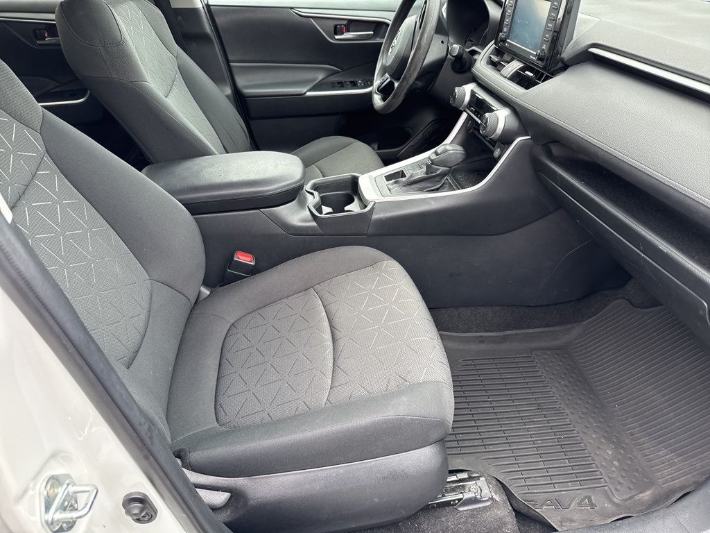 2021 Toyota RAV4 XLE - Photo 4