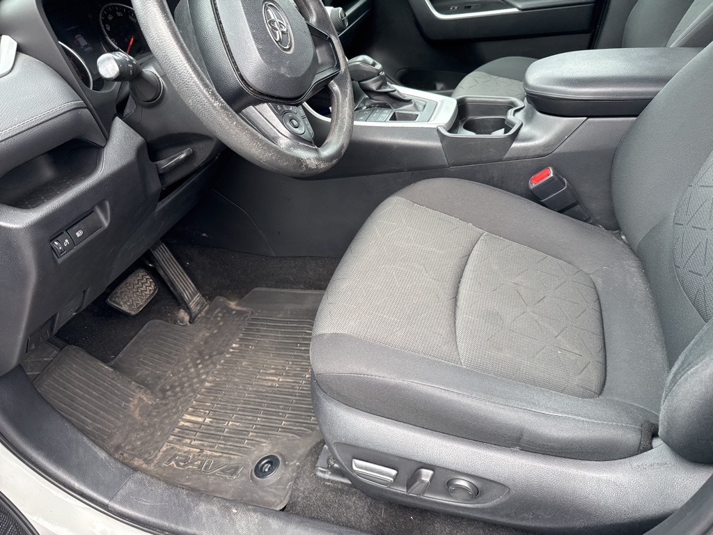 2021 Toyota RAV4 XLE - Photo 9