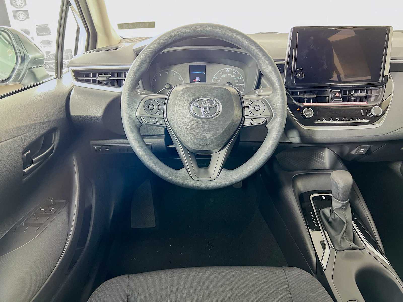 2025 Toyota Corolla LE - Photo 14
