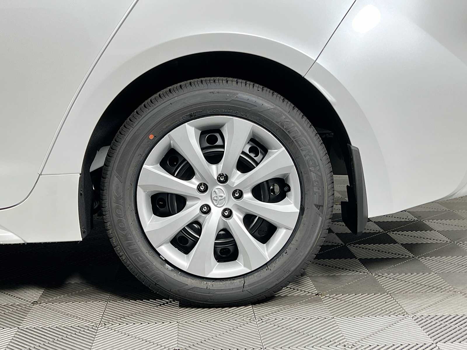 2025 Toyota Corolla LE - Photo 18