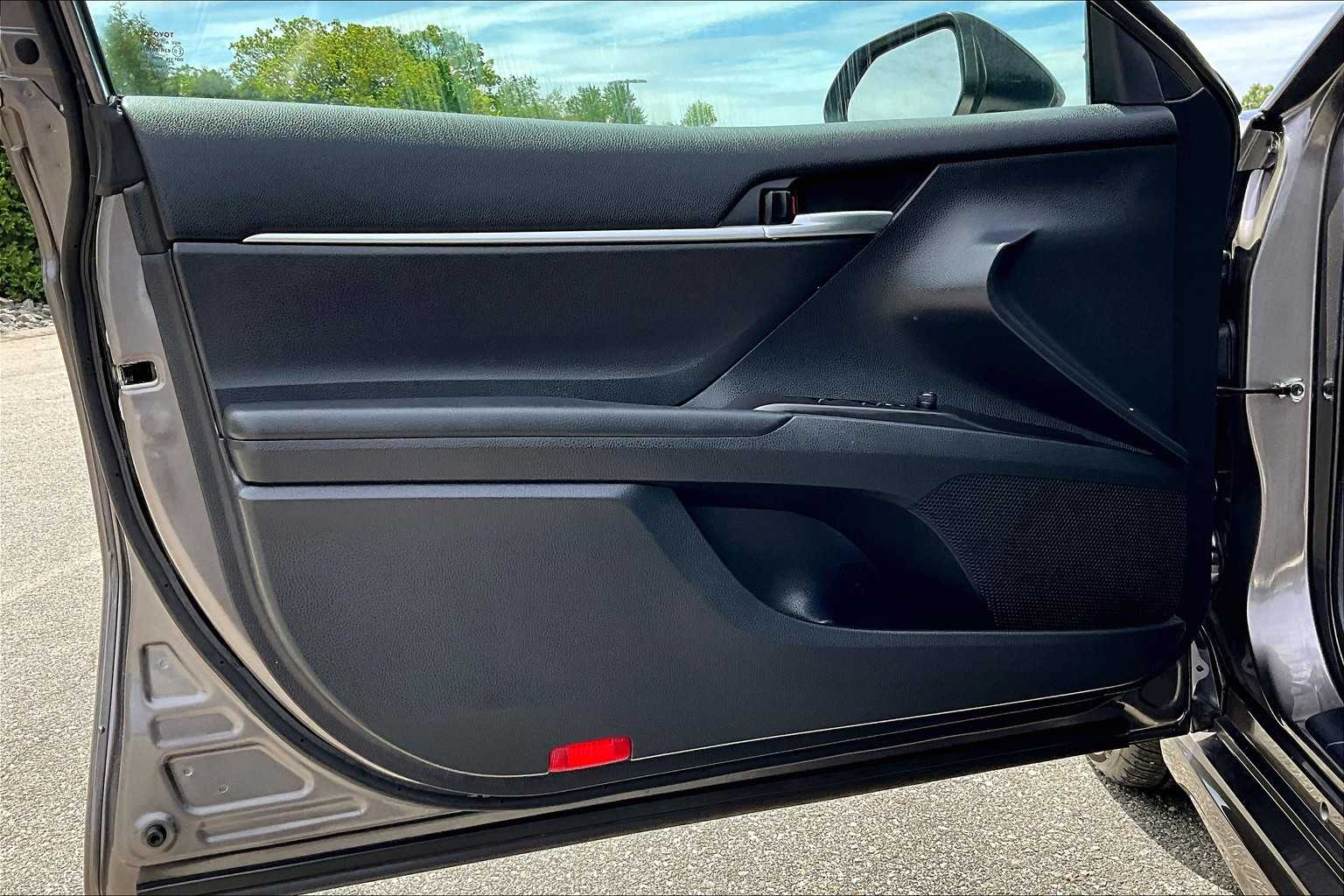 2023 Toyota Camry SE - Photo 9