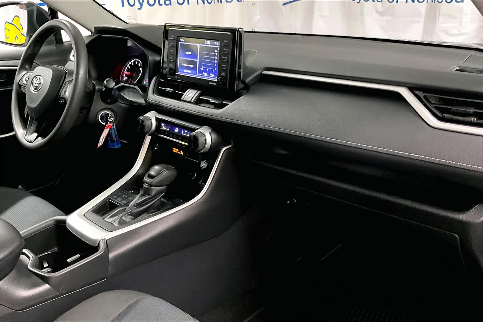 2022 Toyota RAV4 LE - Photo 14