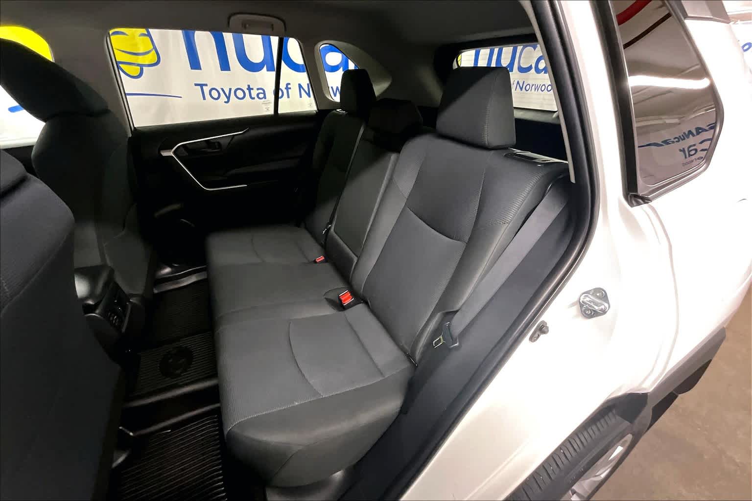 2022 Toyota RAV4 LE - Photo 15