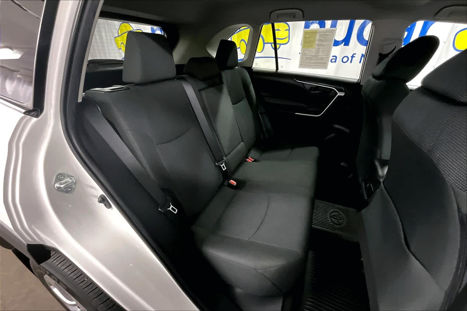 2022 Toyota RAV4 LE - Photo 16