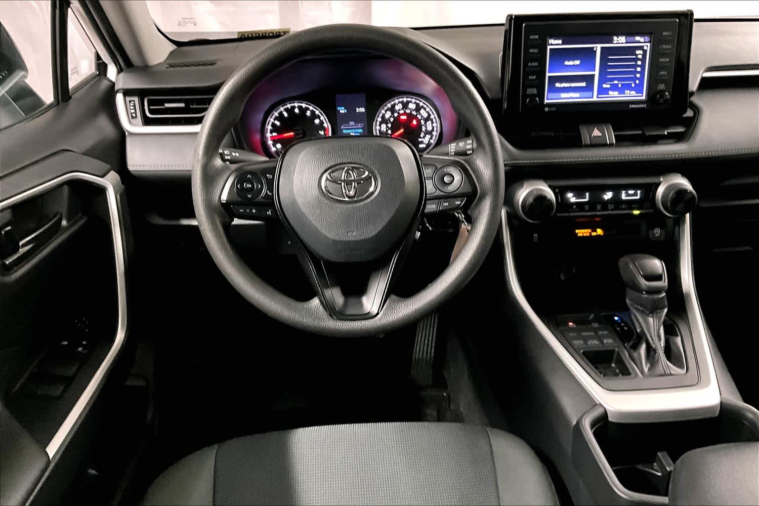 2022 Toyota RAV4 LE - Photo 17