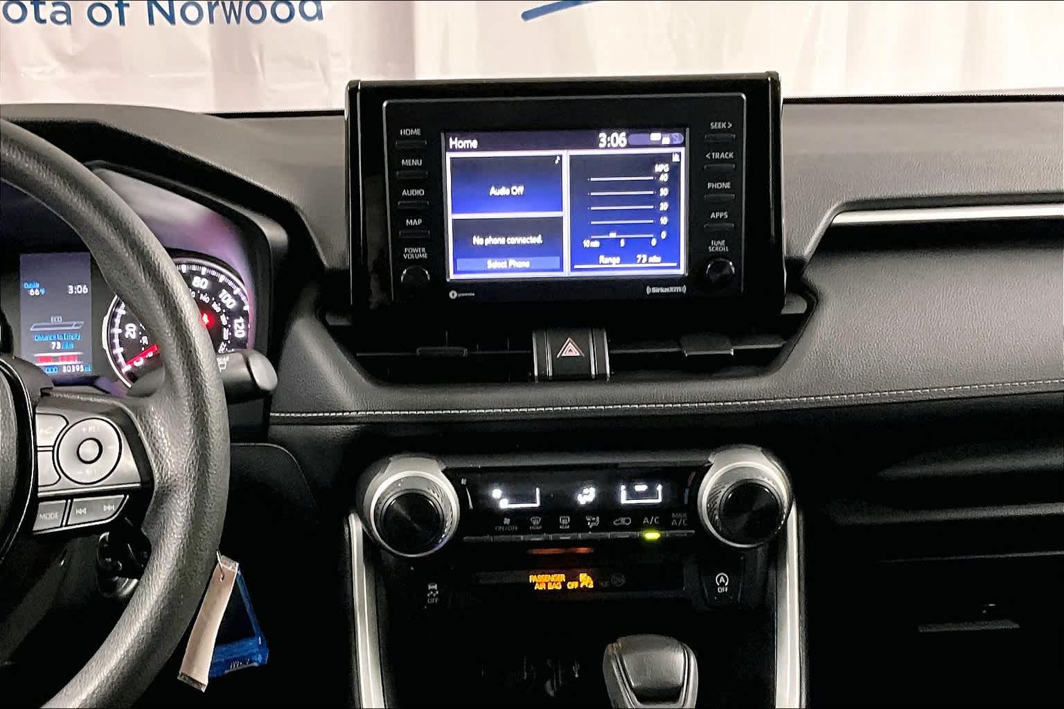 2022 Toyota RAV4 LE - Photo 18