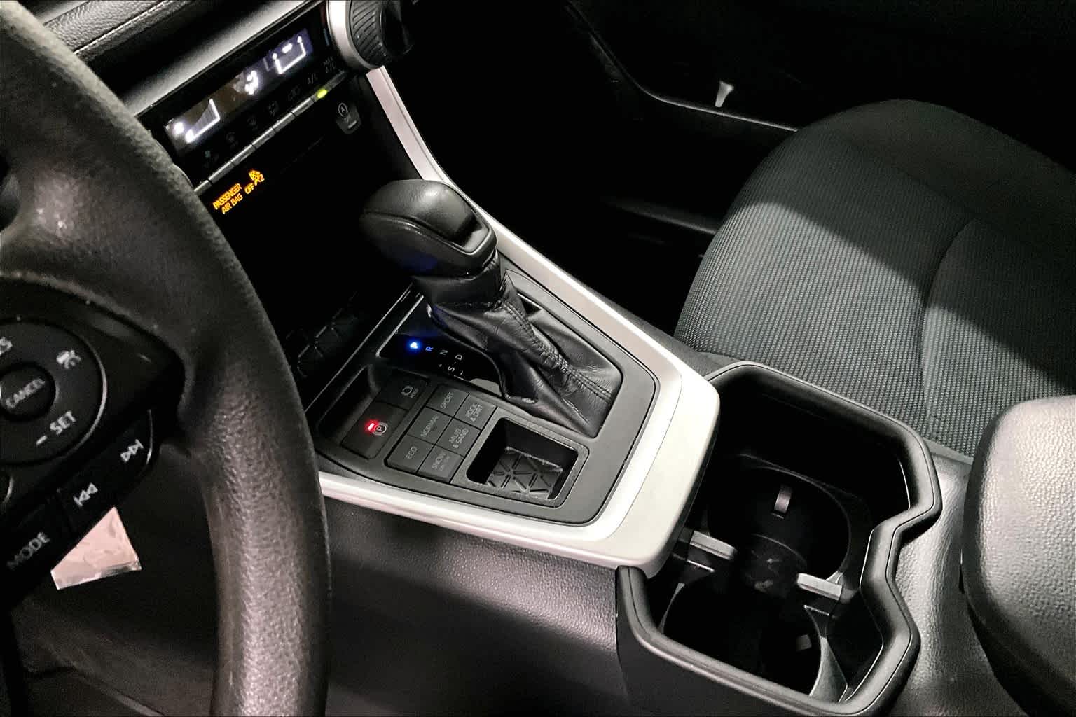 2022 Toyota RAV4 LE - Photo 20