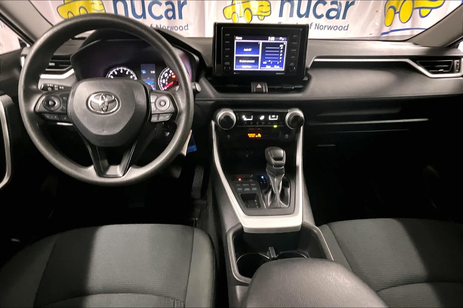 2022 Toyota RAV4 LE - Photo 21