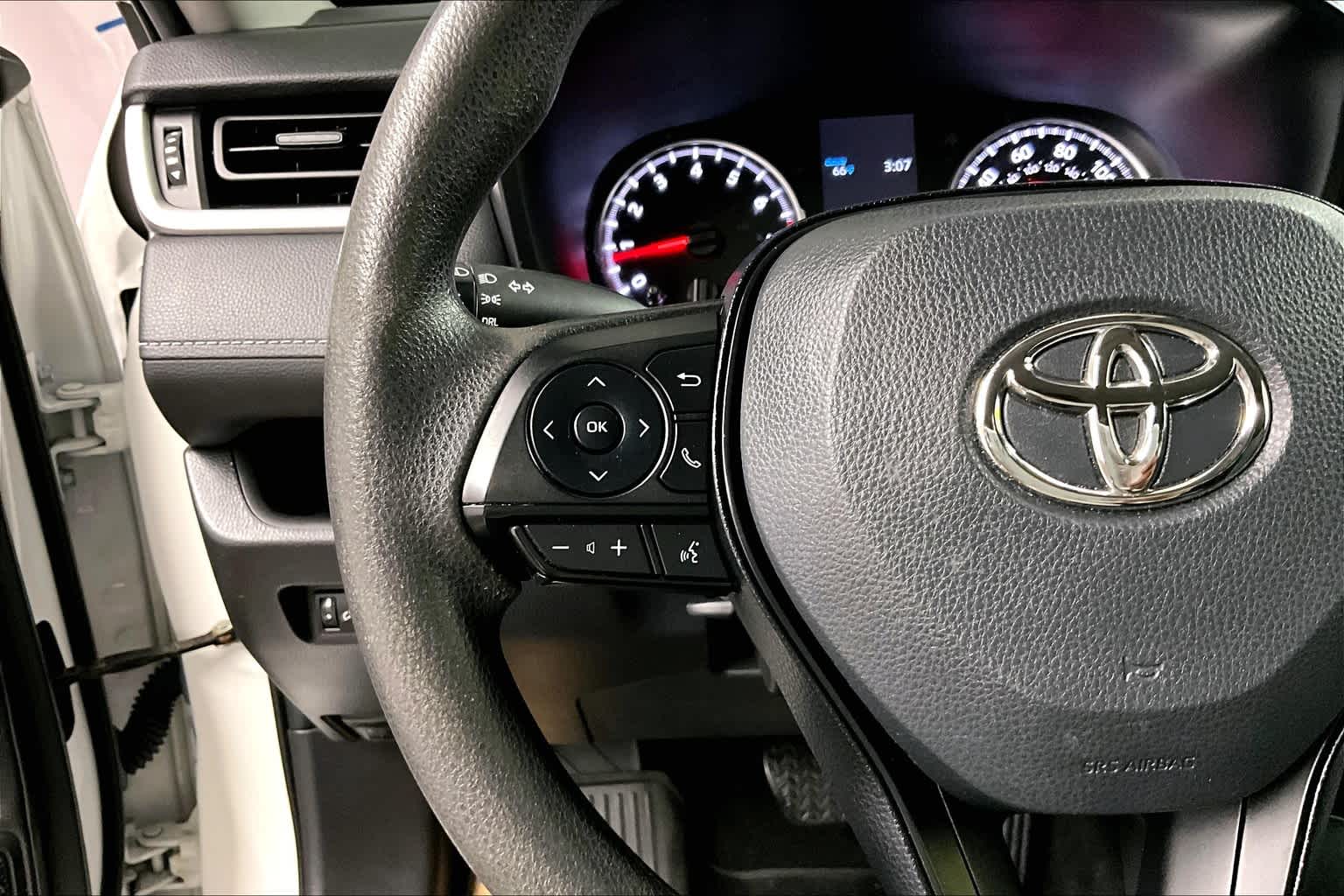 2022 Toyota RAV4 LE - Photo 22