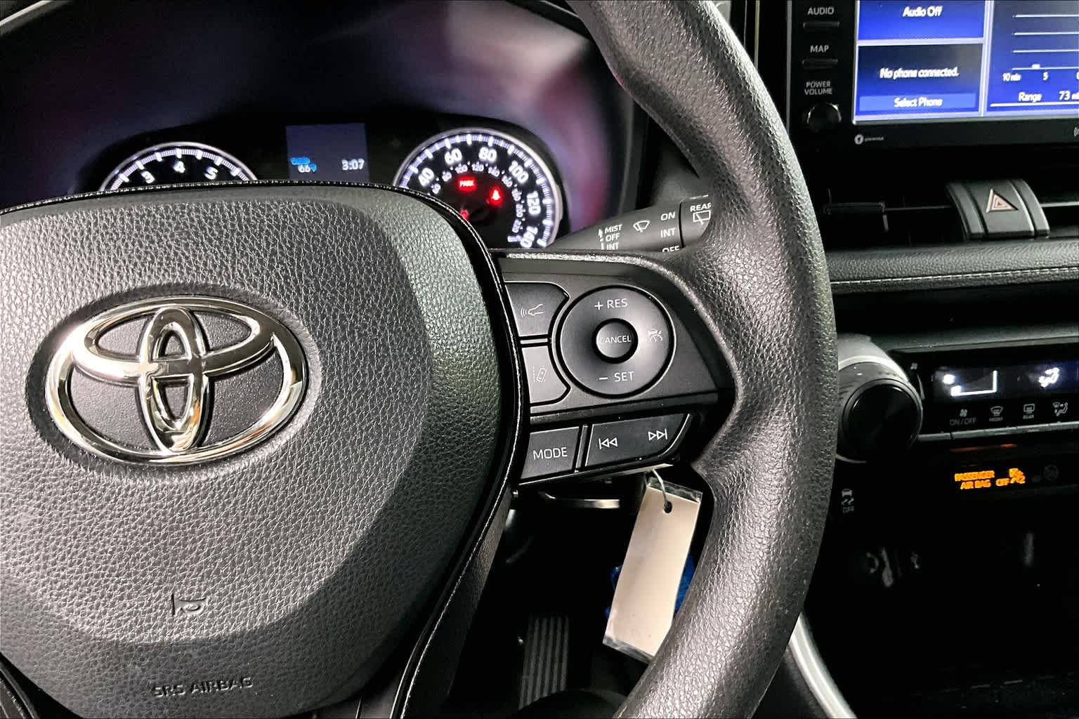 2022 Toyota RAV4 LE - Photo 23