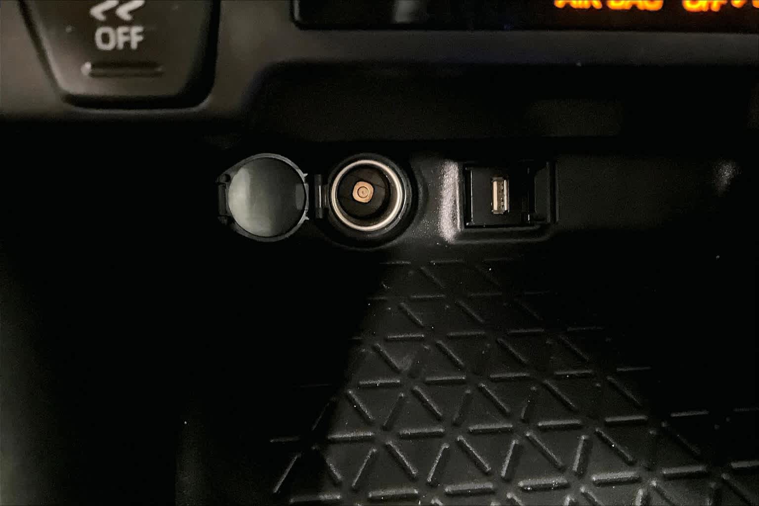 2022 Toyota RAV4 LE - Photo 25