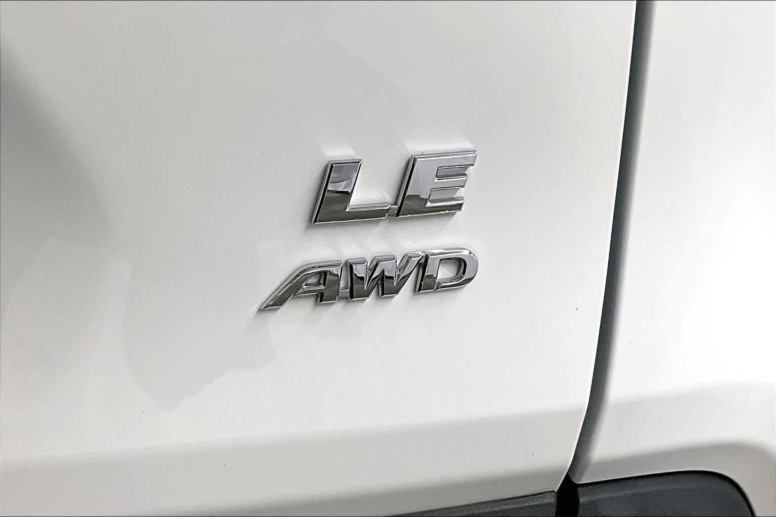 2022 Toyota RAV4 LE - Photo 26