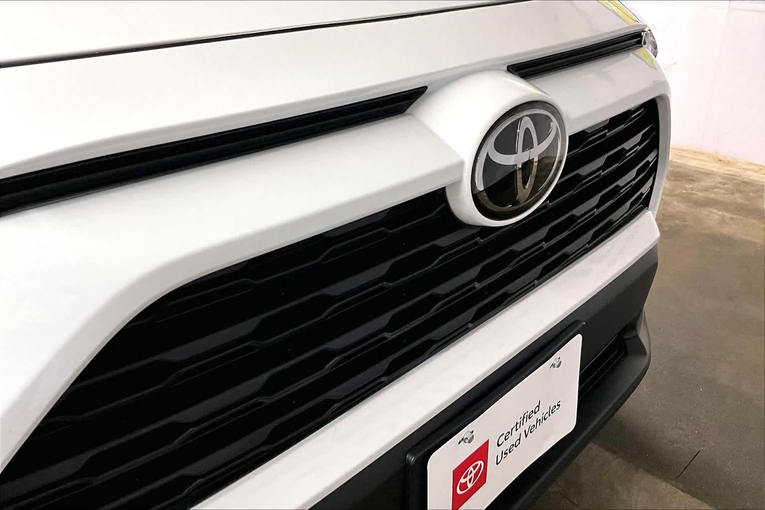 2022 Toyota RAV4 LE - Photo 29