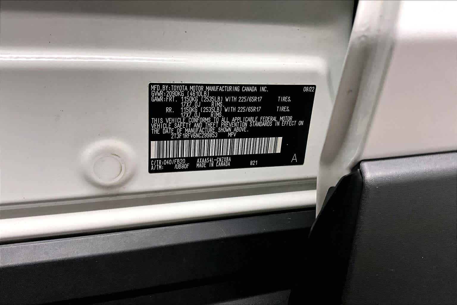 2022 Toyota RAV4 LE - Photo 32