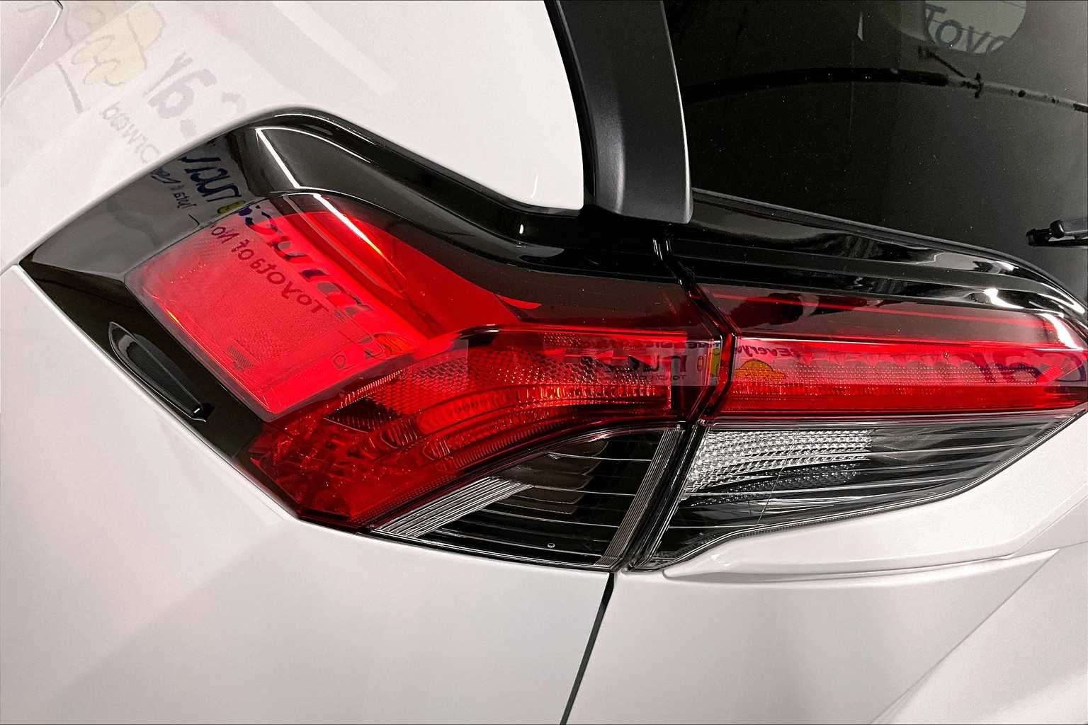 2022 Toyota RAV4 LE - Photo 33