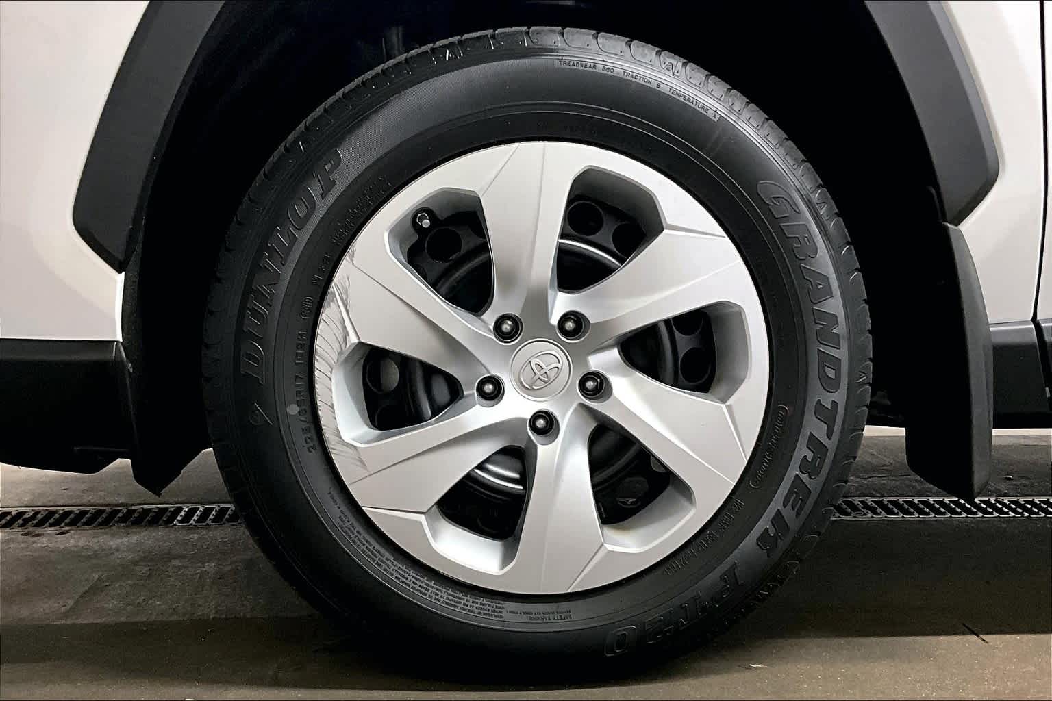 2022 Toyota RAV4 LE - Photo 7
