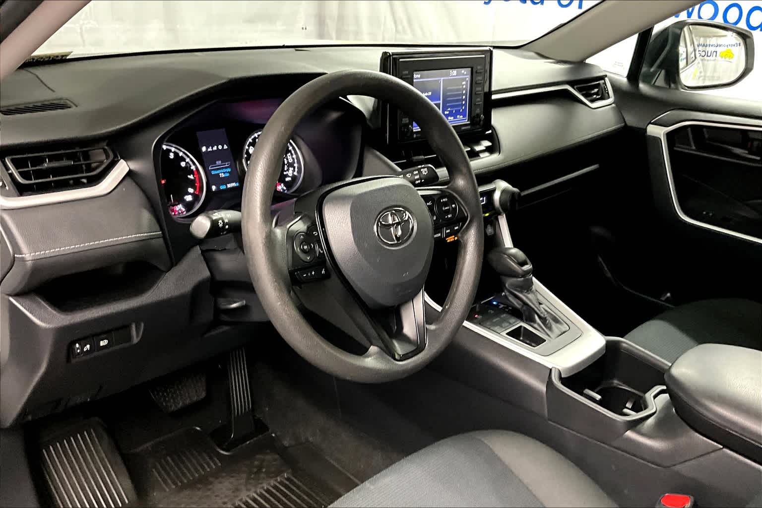 2022 Toyota RAV4 LE - Photo 8