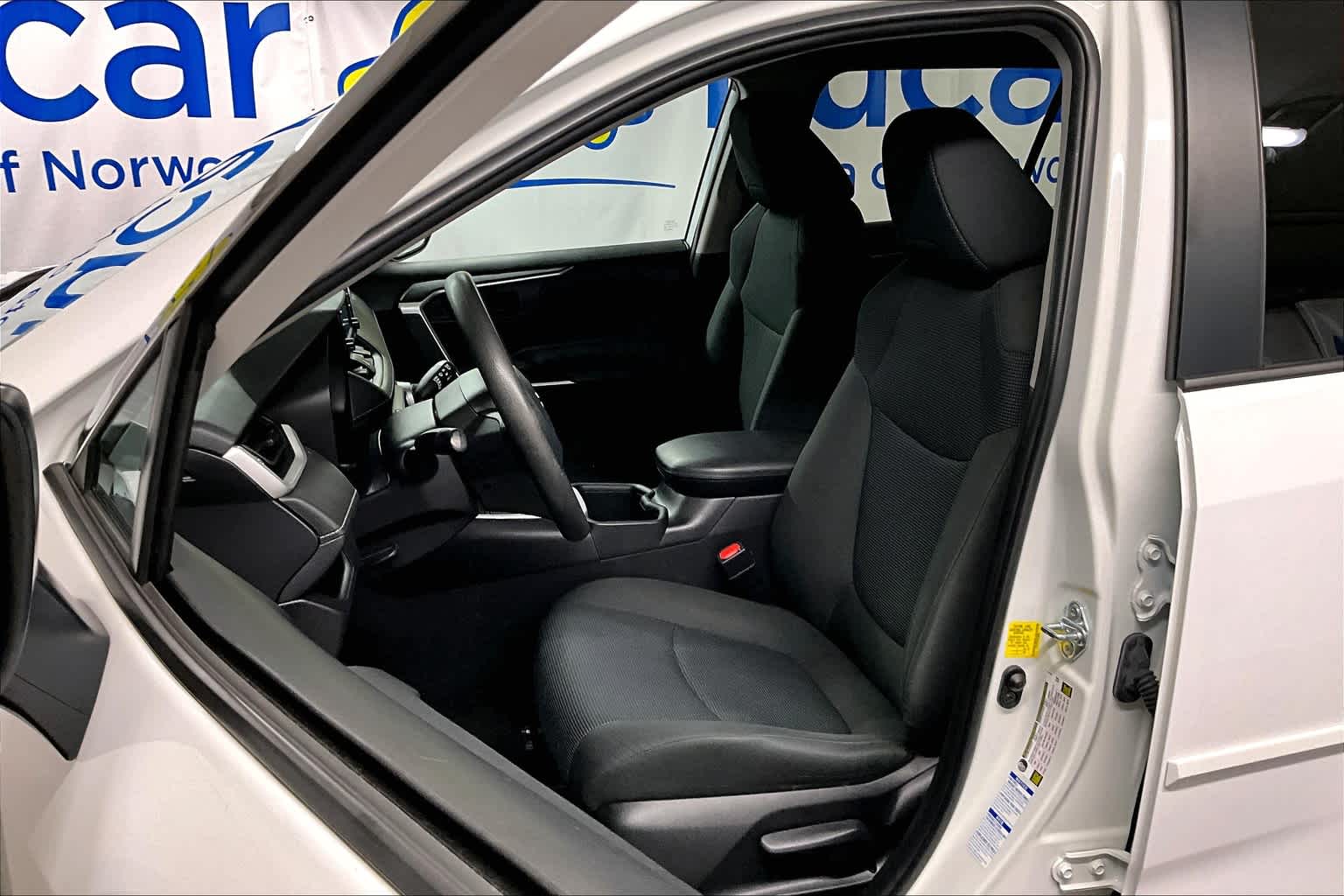 2022 Toyota RAV4 LE - Photo 10