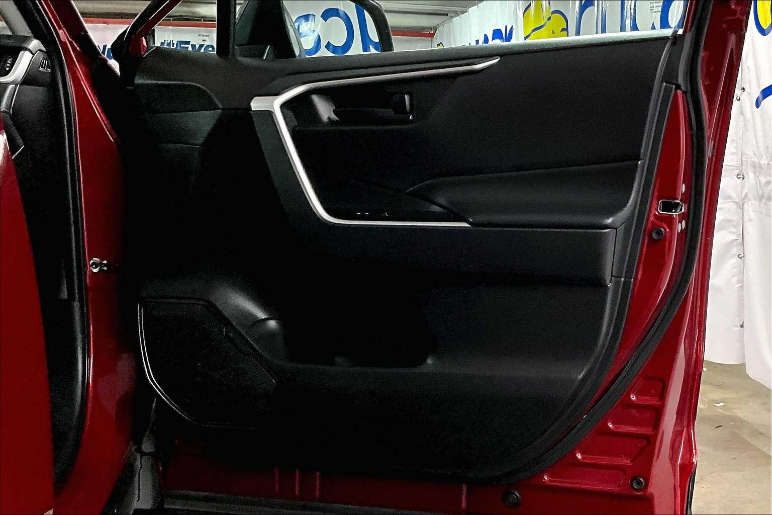 2022 Toyota RAV4 LE - Photo 12