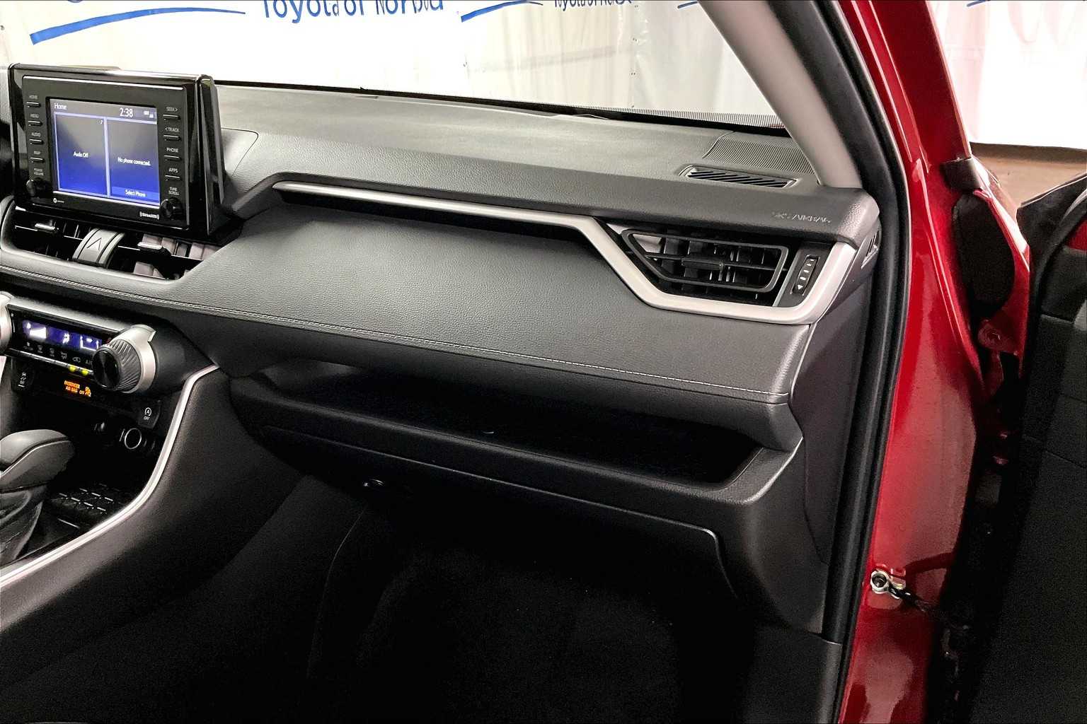 2022 Toyota RAV4 LE - Photo 13