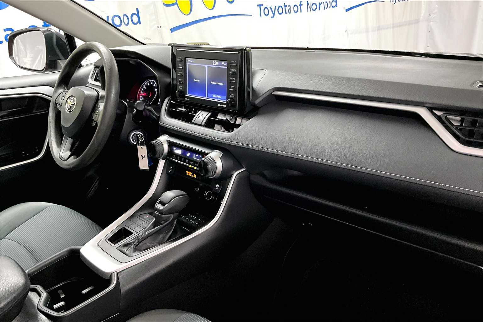 2022 Toyota RAV4 LE - Photo 14