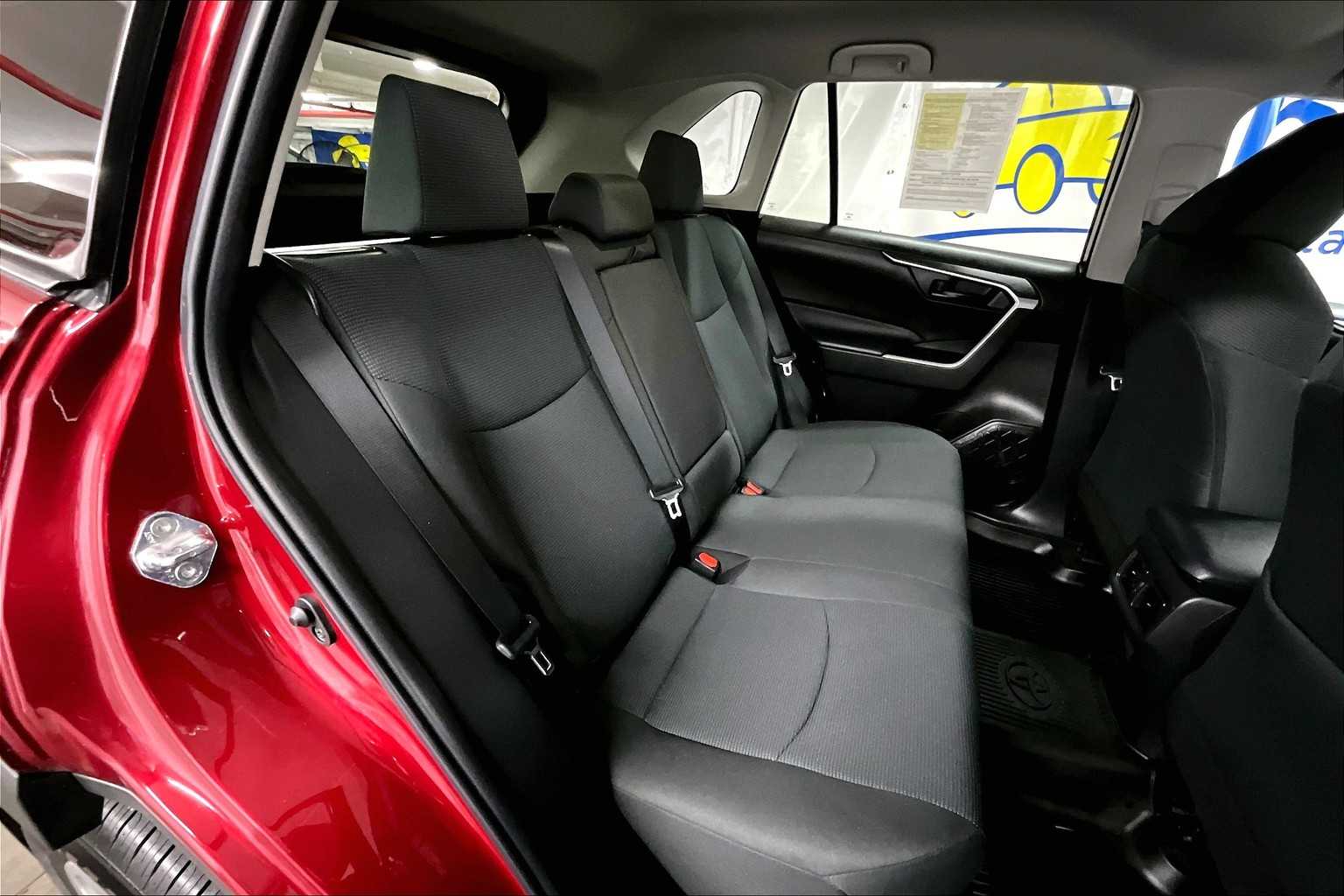 2022 Toyota RAV4 LE - Photo 16