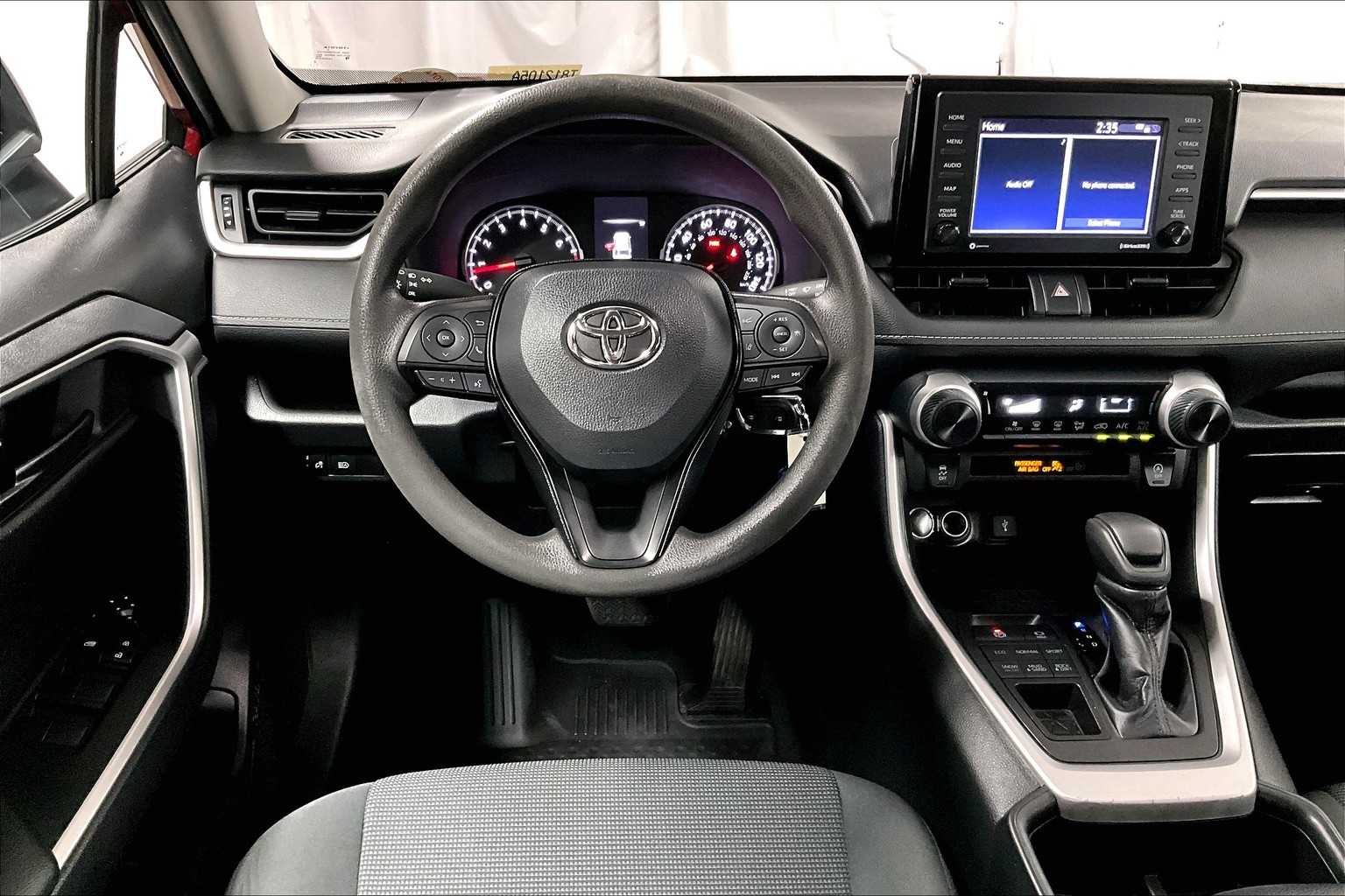 2022 Toyota RAV4 LE - Photo 17