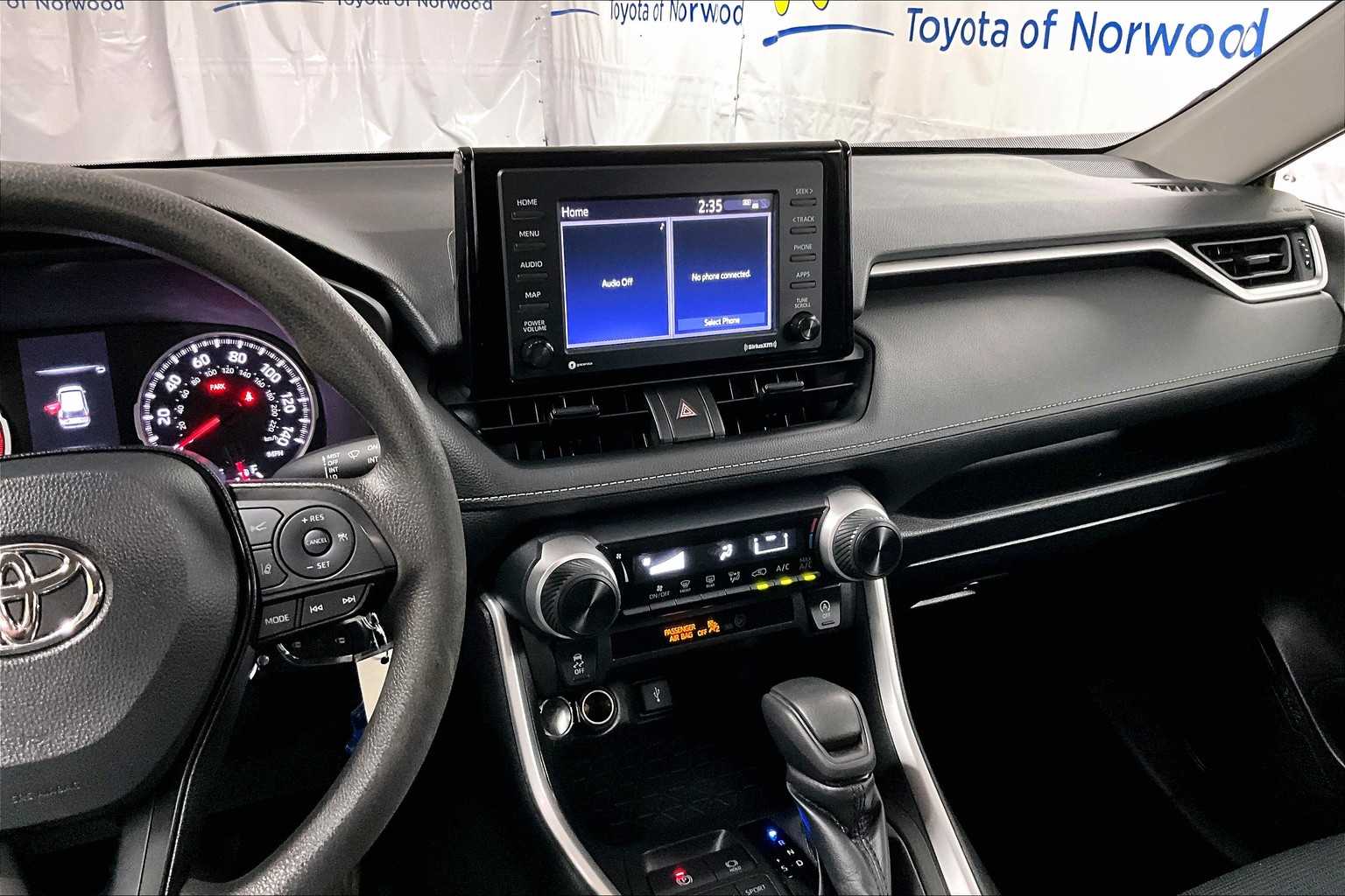 2022 Toyota RAV4 LE - Photo 18