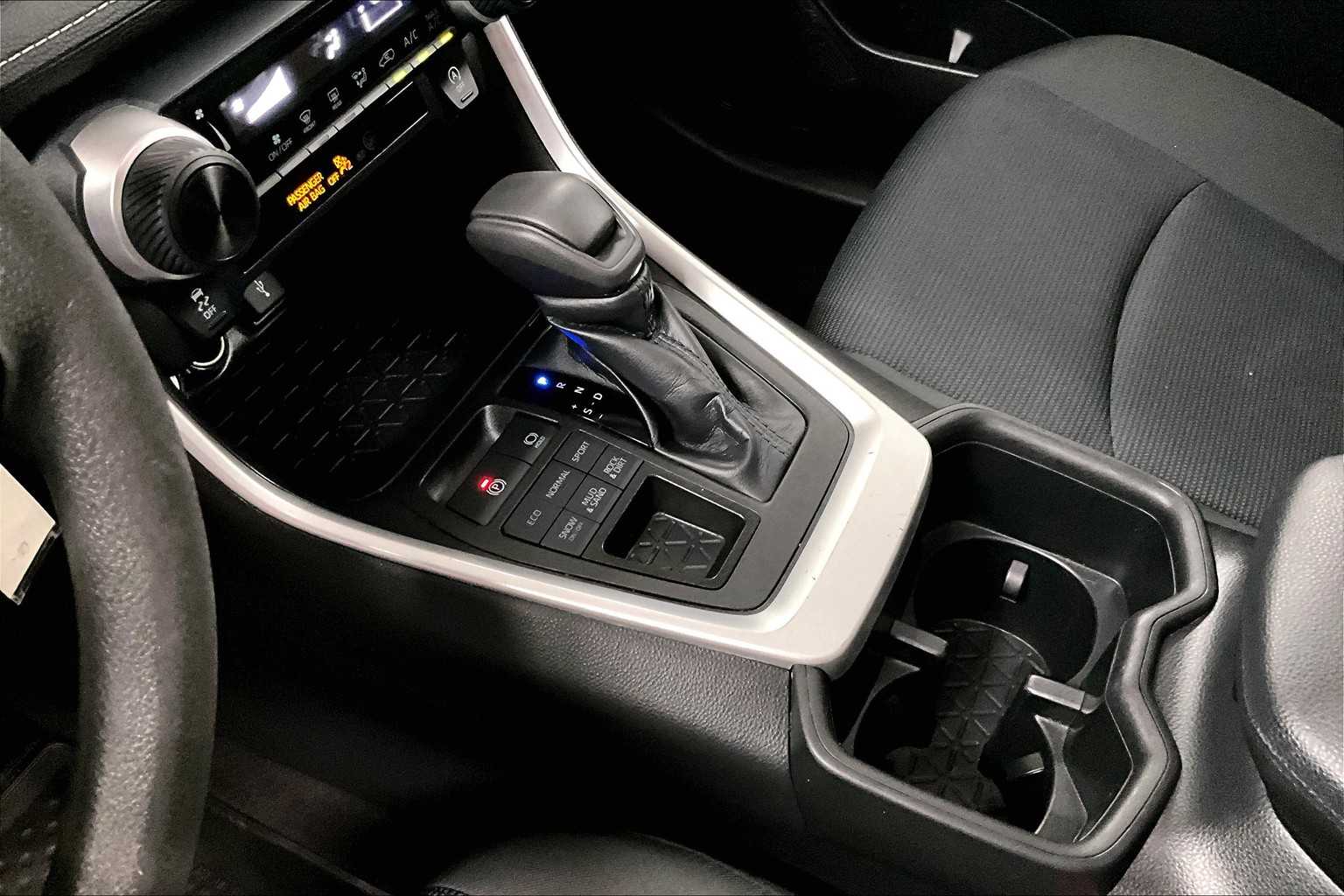 2022 Toyota RAV4 LE - Photo 20