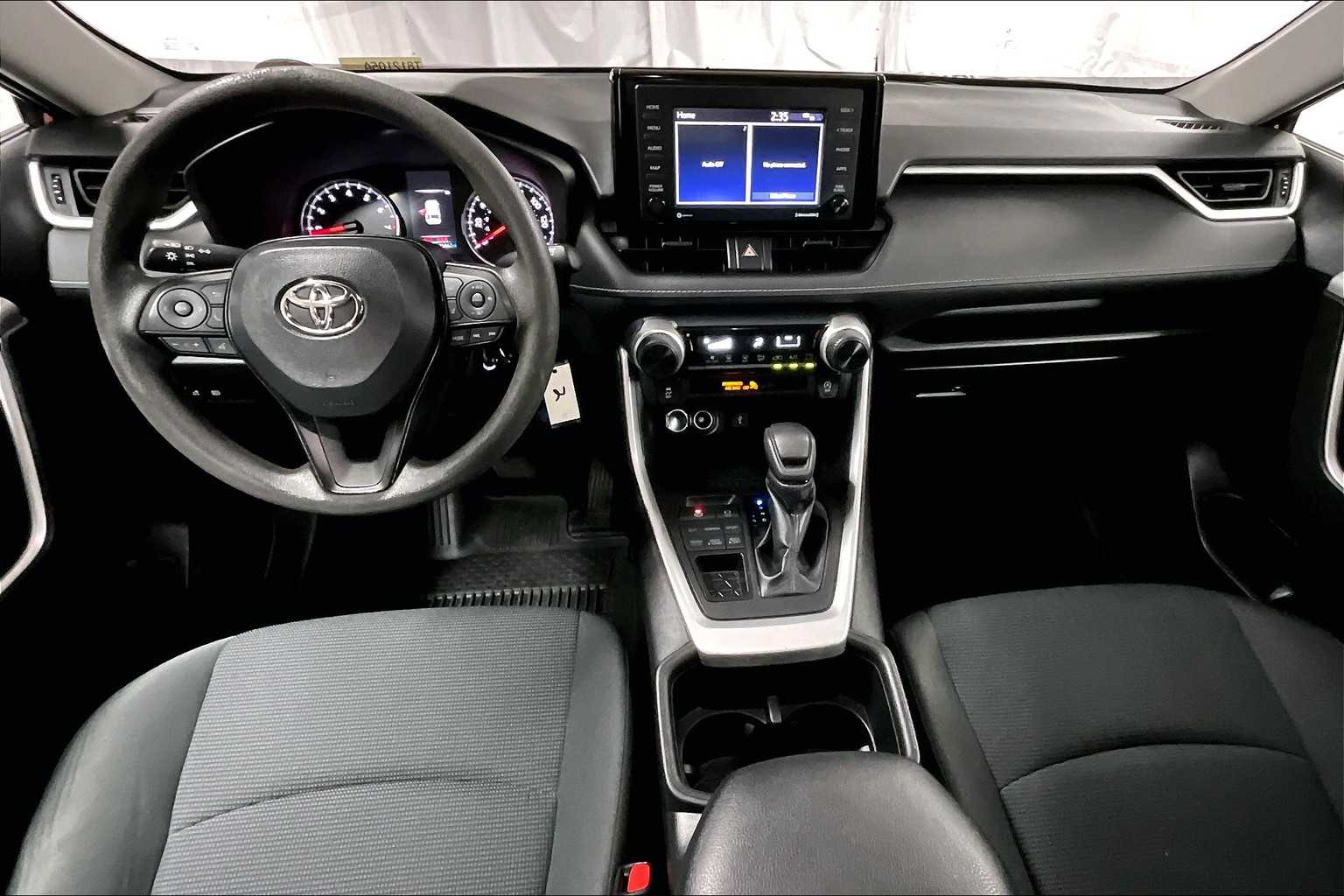 2022 Toyota RAV4 LE - Photo 21