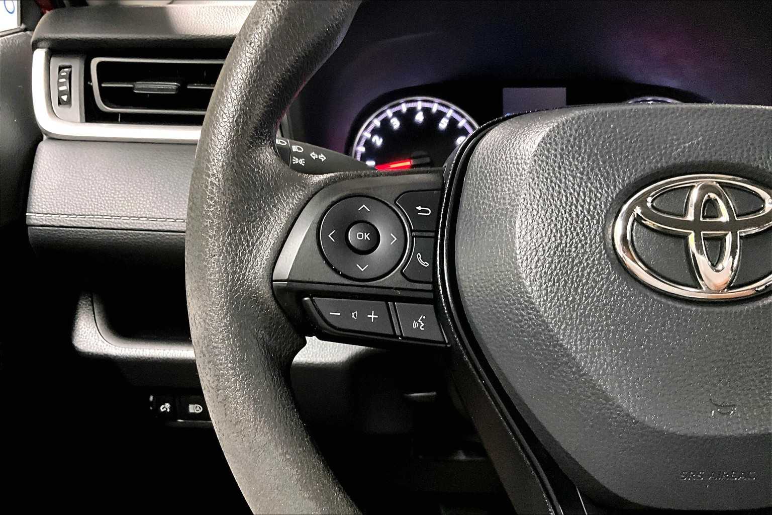 2022 Toyota RAV4 LE - Photo 22