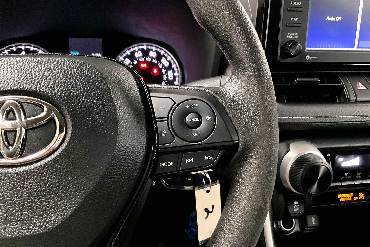 2022 Toyota RAV4 LE - Photo 23