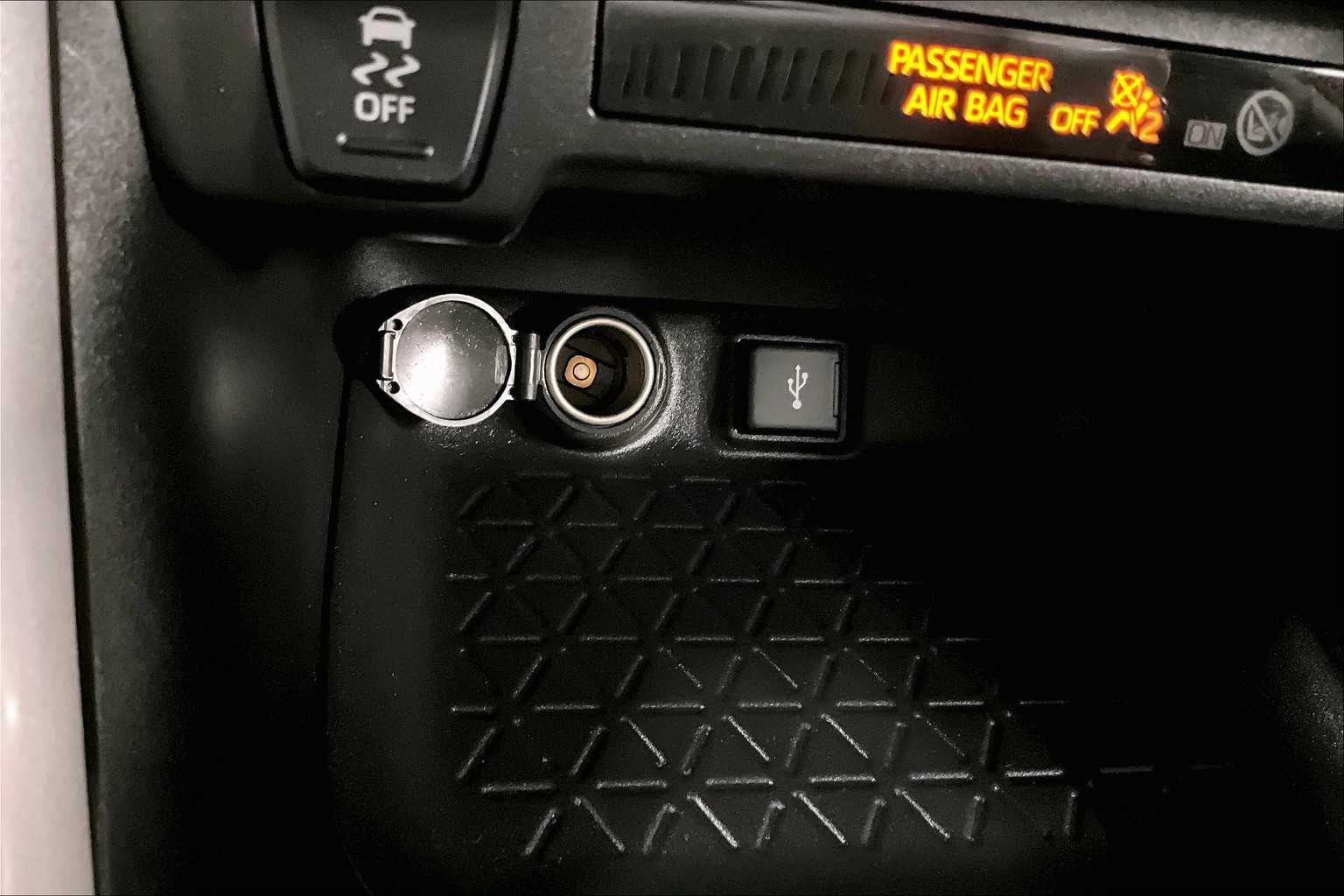 2022 Toyota RAV4 LE - Photo 26