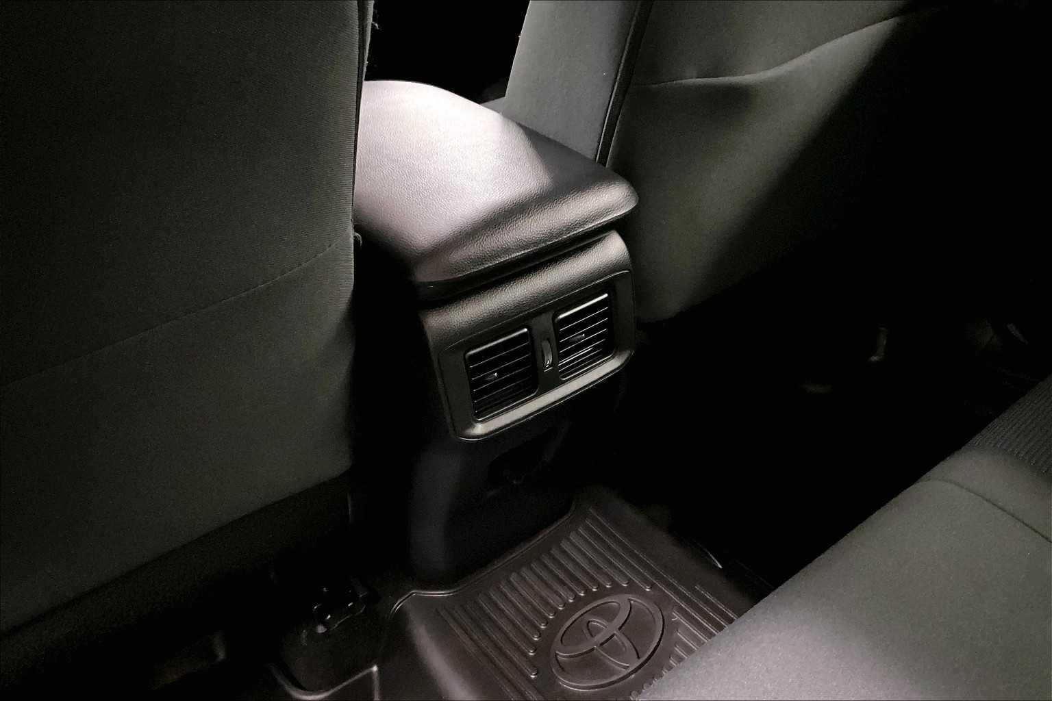 2022 Toyota RAV4 LE - Photo 27